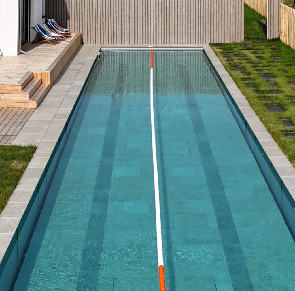 Piscine 25 mètres avec deux couloirs de nage pour des séjours sportifs pour triathlètes et leur famille